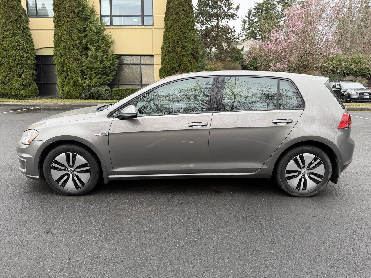 Used 2016 Volkswagen e-Golf SE image 7
