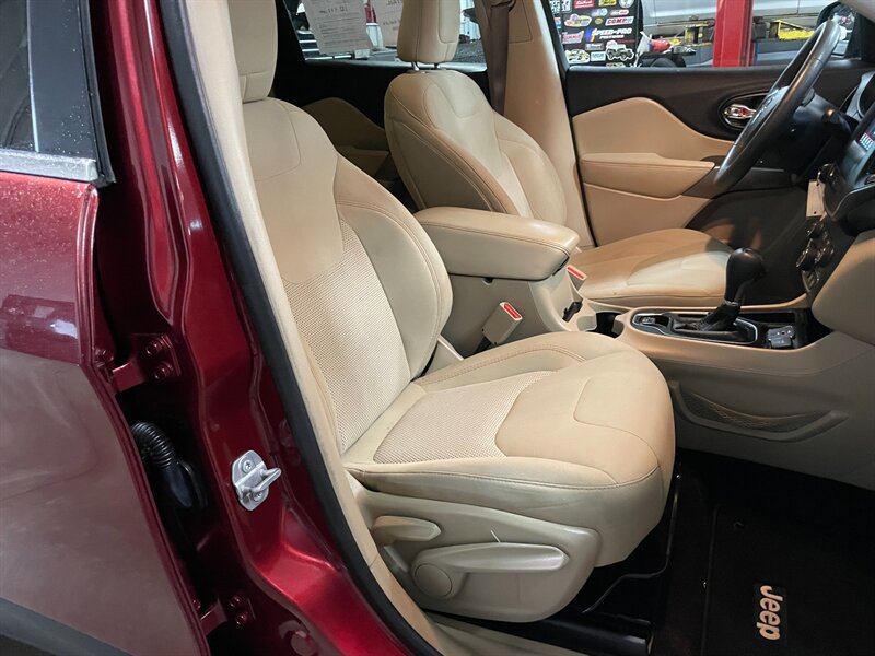 Used 2019 Jeep Cherokee Latitude w/ Popular Appearance Group FWD image 20