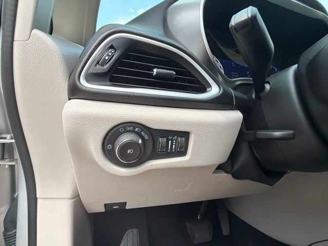 Used 2024 Chrysler Pacifica Touring-L FWD image 33