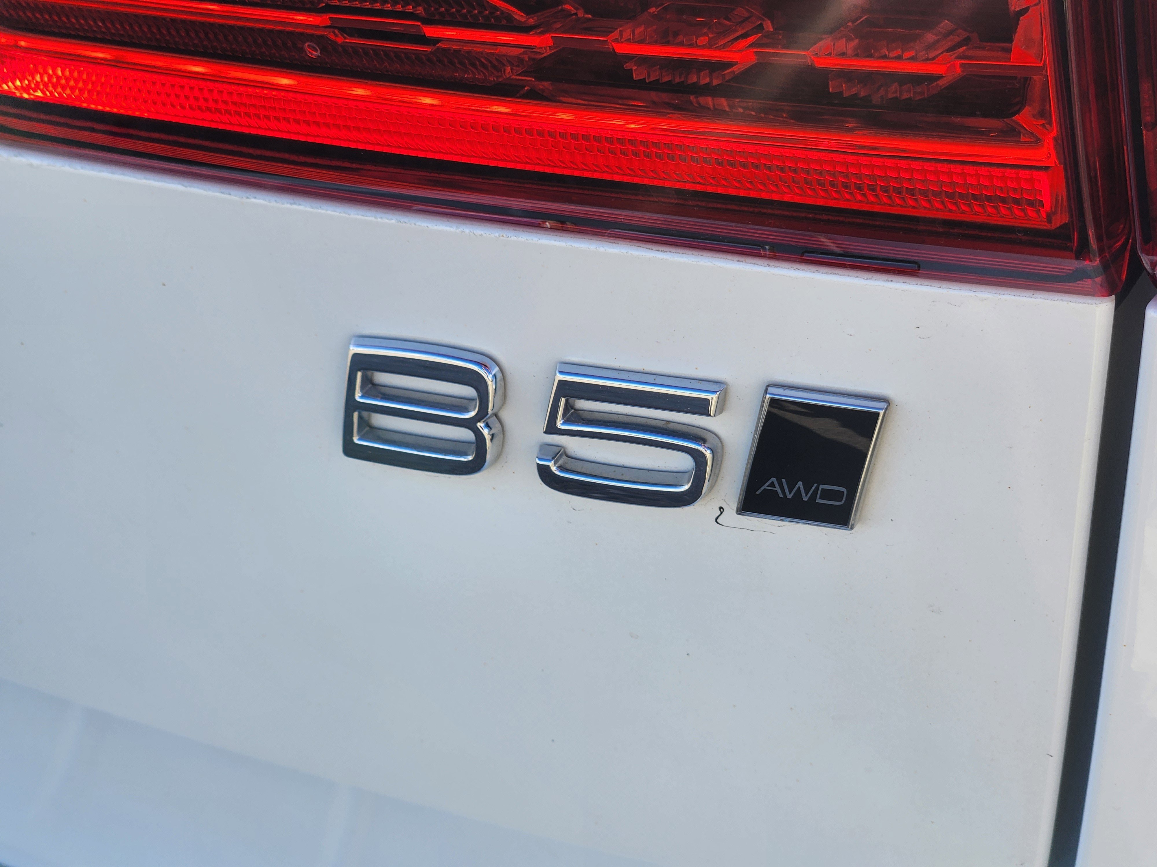 Used 2022 Volvo XC60 B5 R-Design w/ Advanced Package image 9