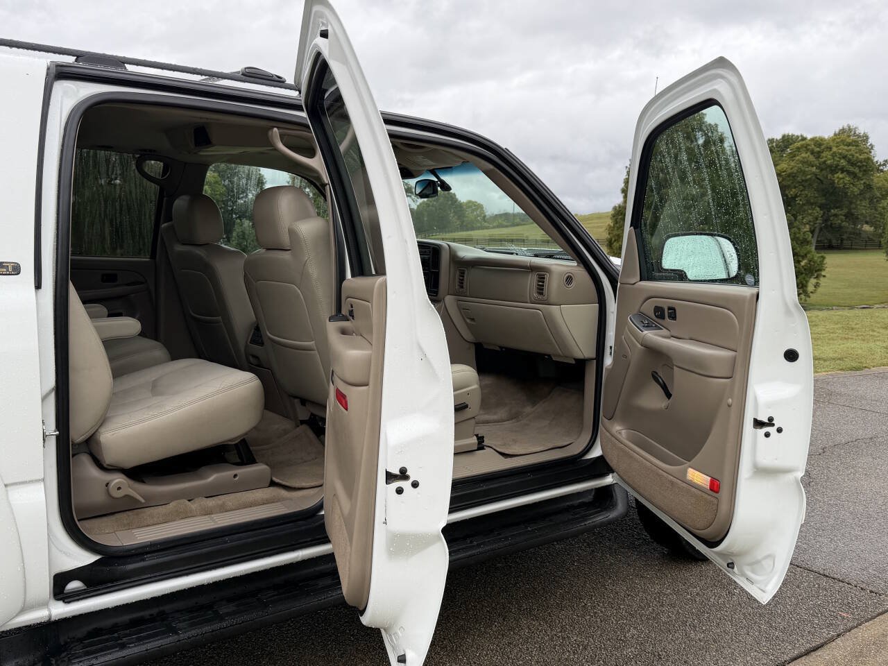 Used 2004 Chevrolet Suburban 2500 LT w/ Preferred Equipment Group AWD/4WD image 18