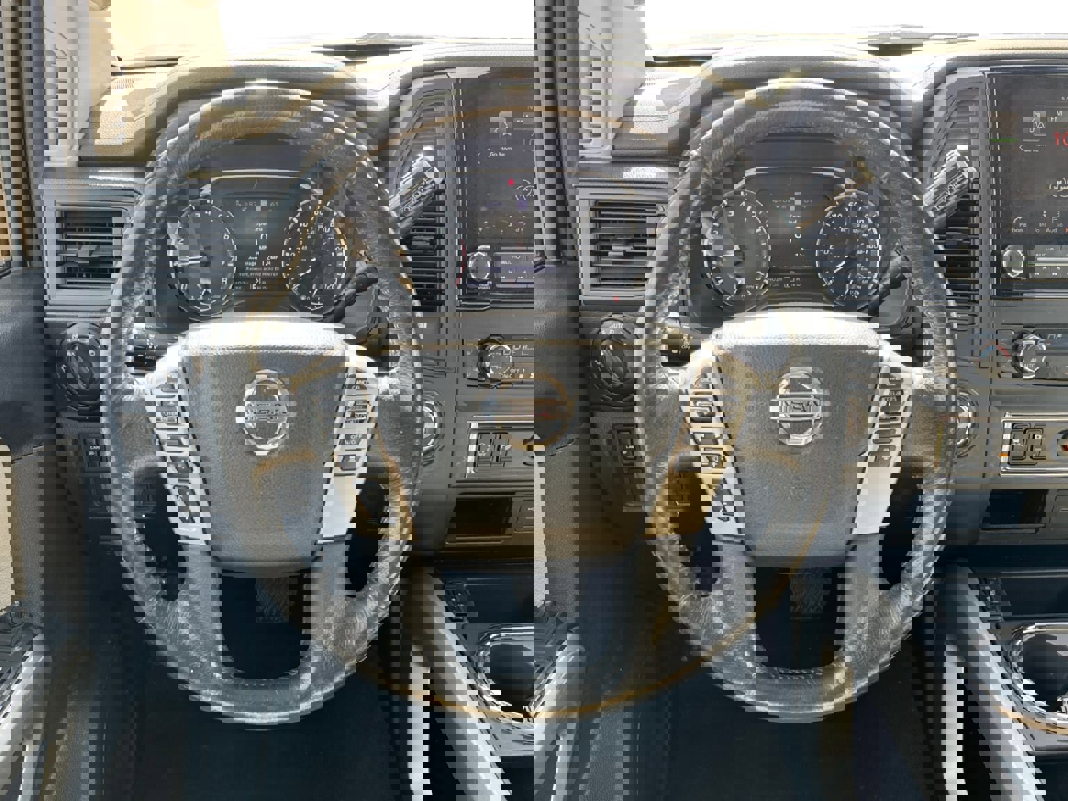 Used 2022 Nissan Titan SV w/ SV Convenience Package image 13