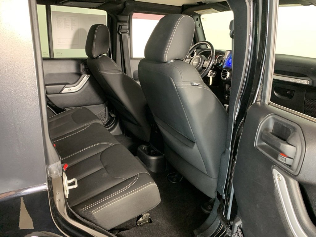 Used 2016 Jeep Wrangler Unlimited Sahara w/ Connectivity Group image 33
