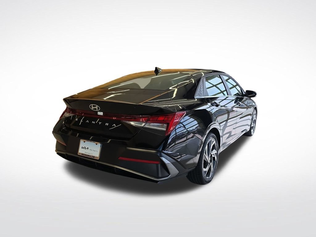 Used 2025 Hyundai Elantra SEL FWD image 6