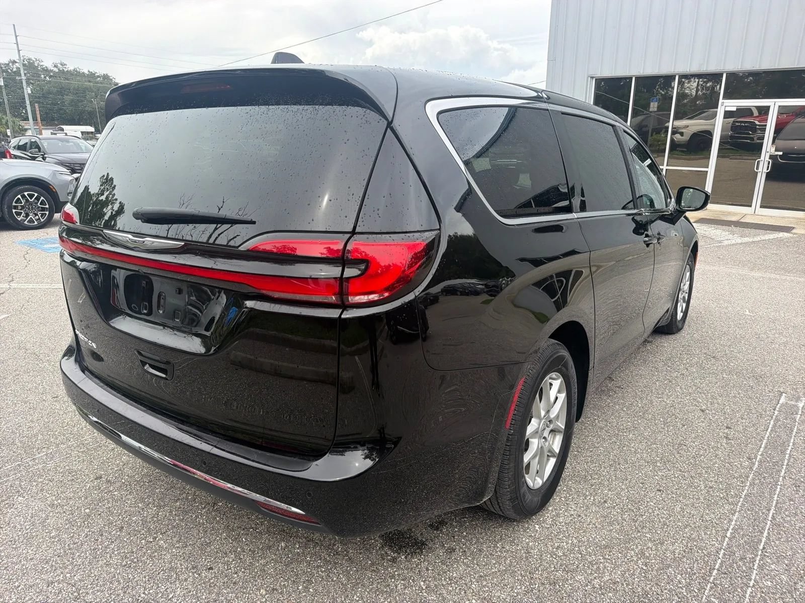 Used 2025 Chrysler Pacifica Select FWD image 7