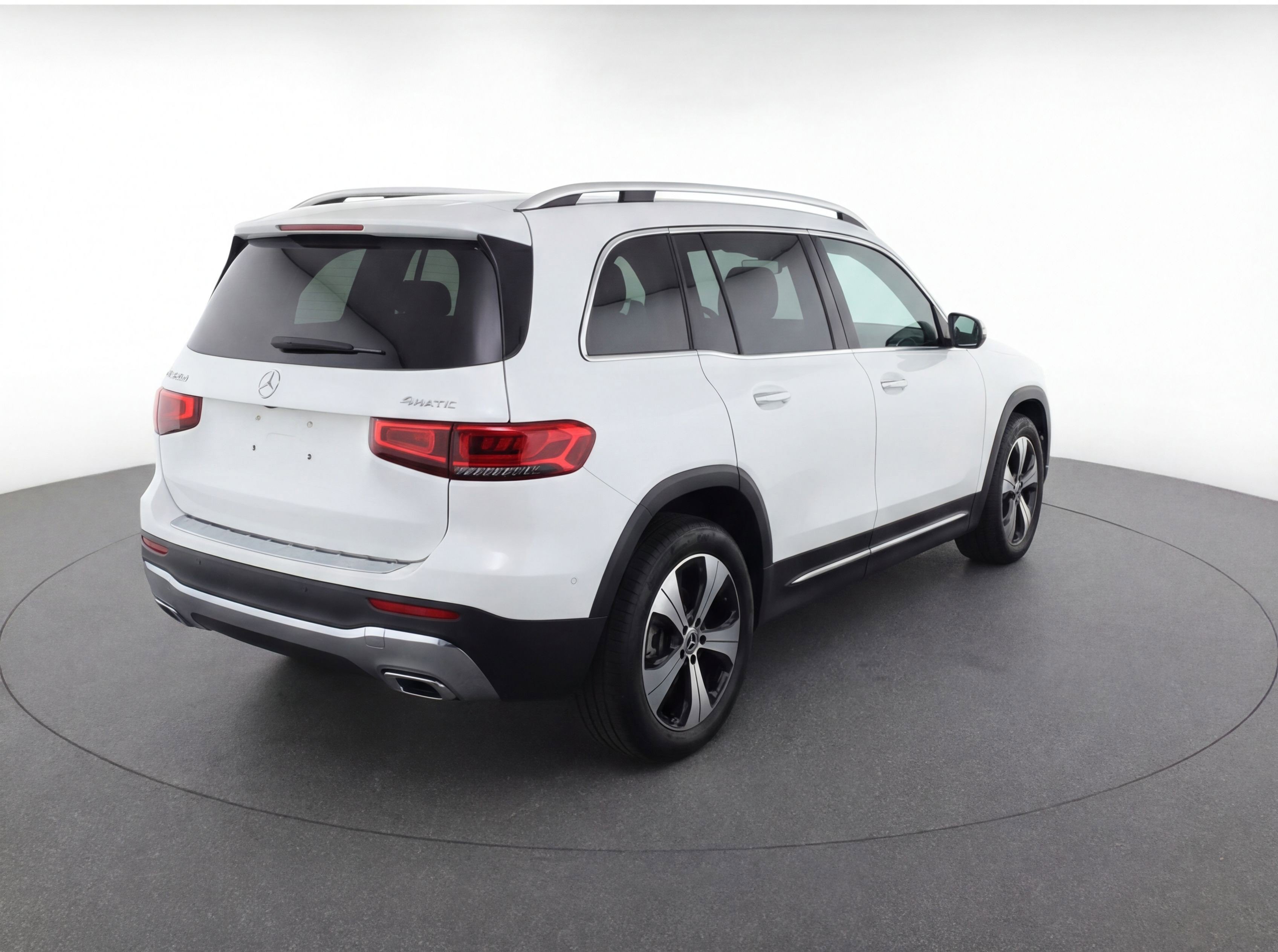 Used 2025 Mercedes-Benz GLB 250 4MATIC image 9