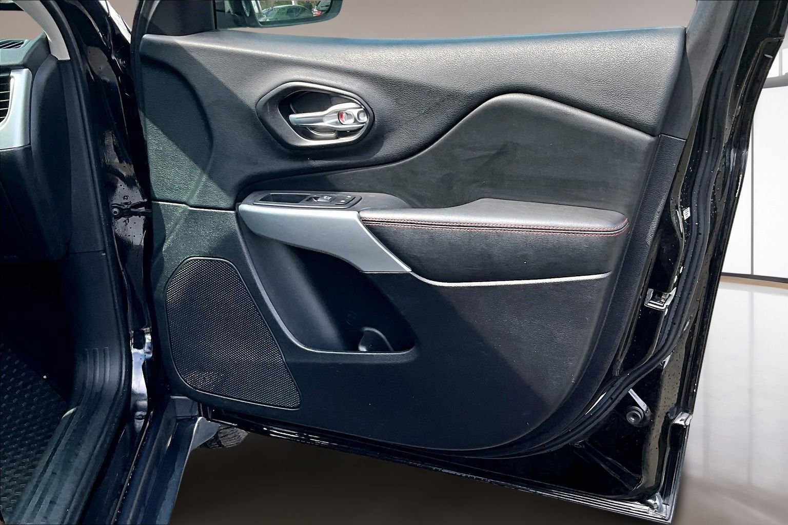 Used 2017 Jeep Cherokee Trailhawk w/ Cold Weather Group image 28