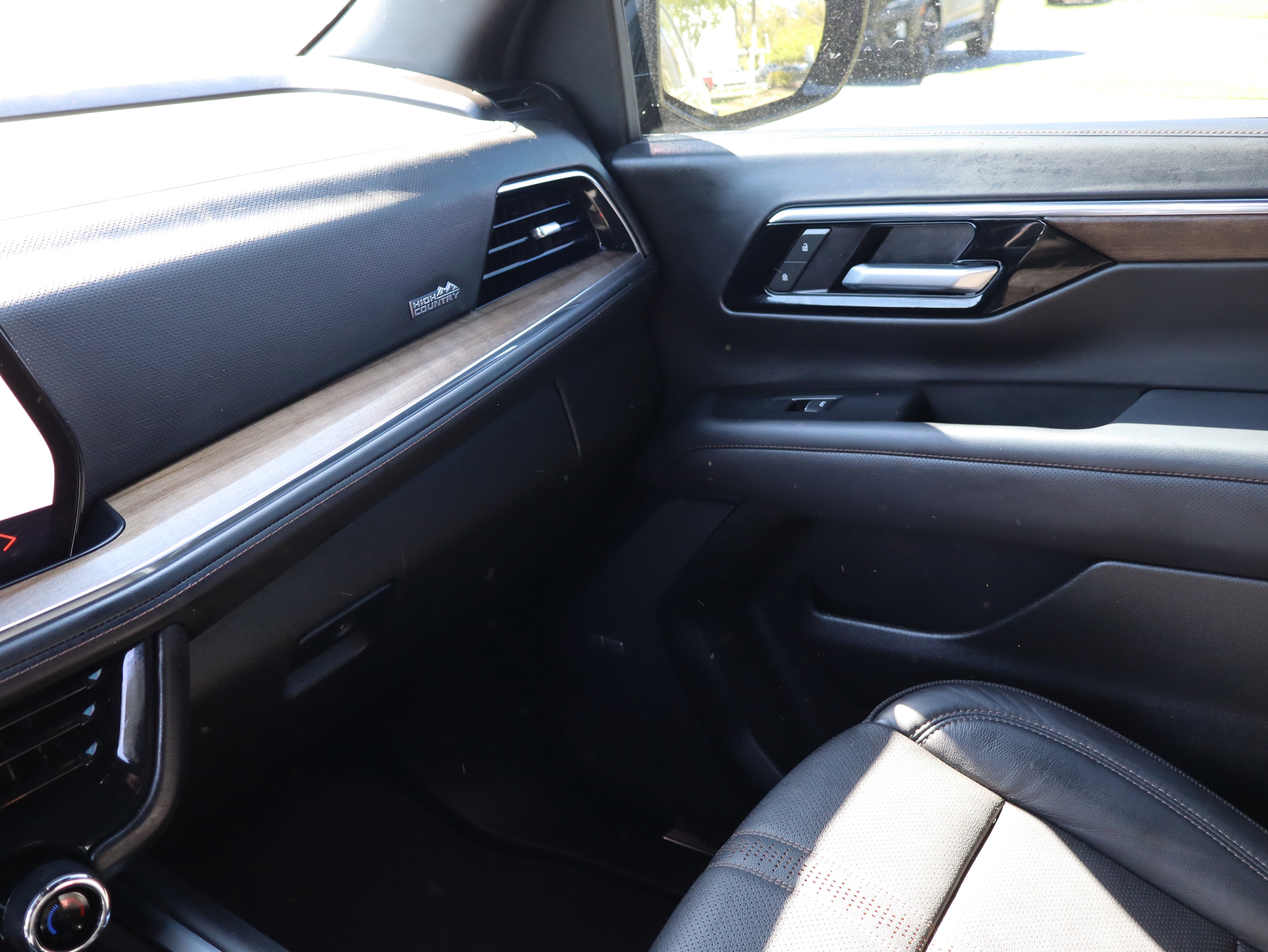 Used 2025 Chevrolet Tahoe High Country AWD/4WD image 37