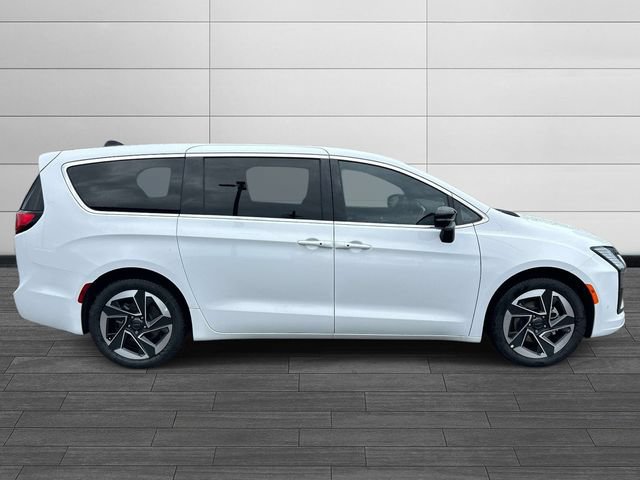 New 2027 Chrysler Pacifica Limited FWD image 2