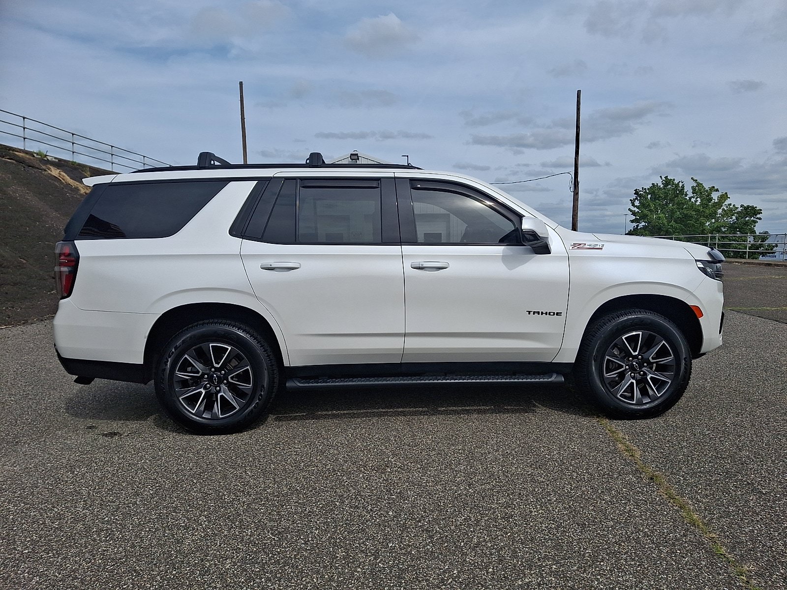 Used 2021 Chevrolet Tahoe Z71 w/ Luxury Package AWD/4WD image 7