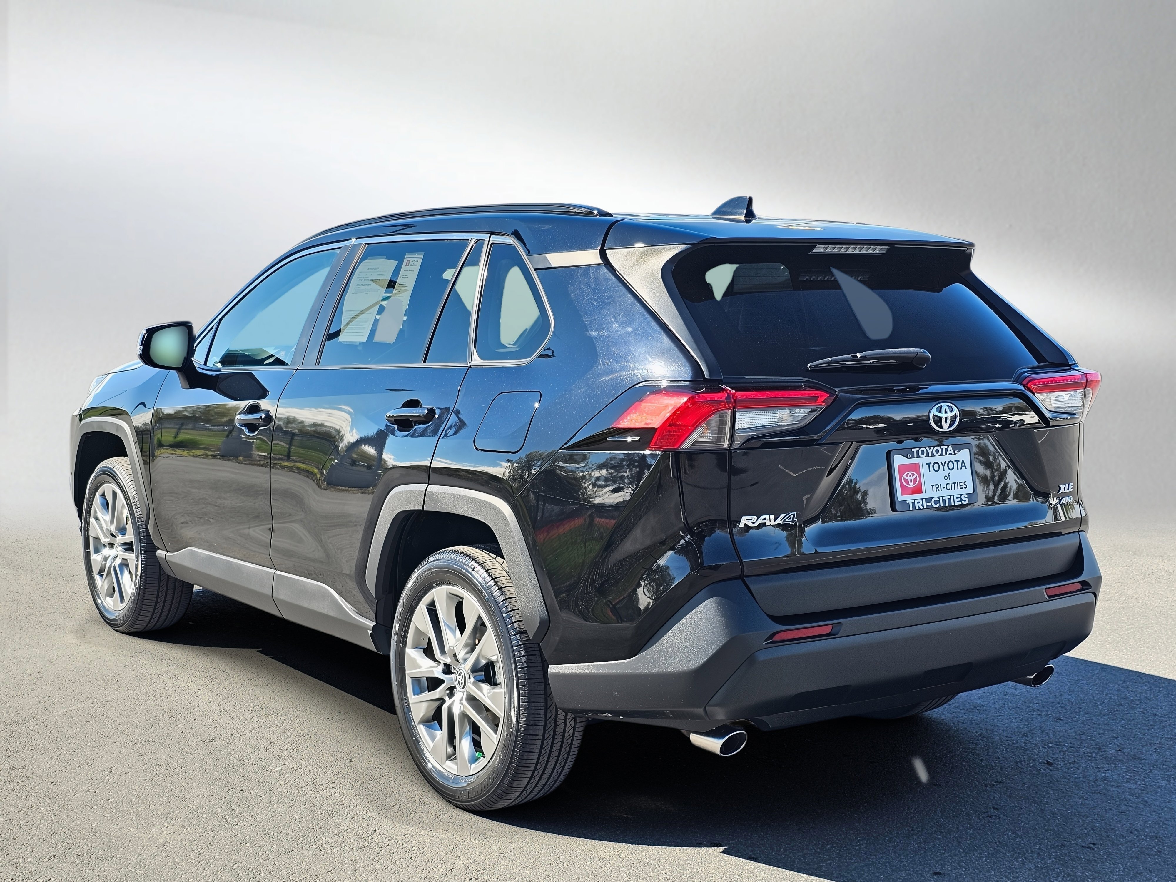 Used 2023 Toyota RAV4 XLE Premium image 3