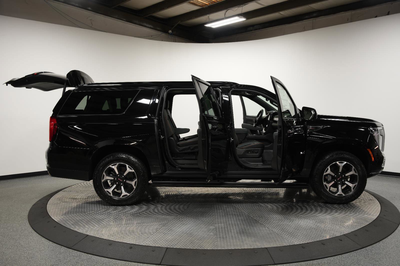 New 2026 GMC Yukon XL AT4 w/ AT4 Premium Plus Package AWD/4WD image 13