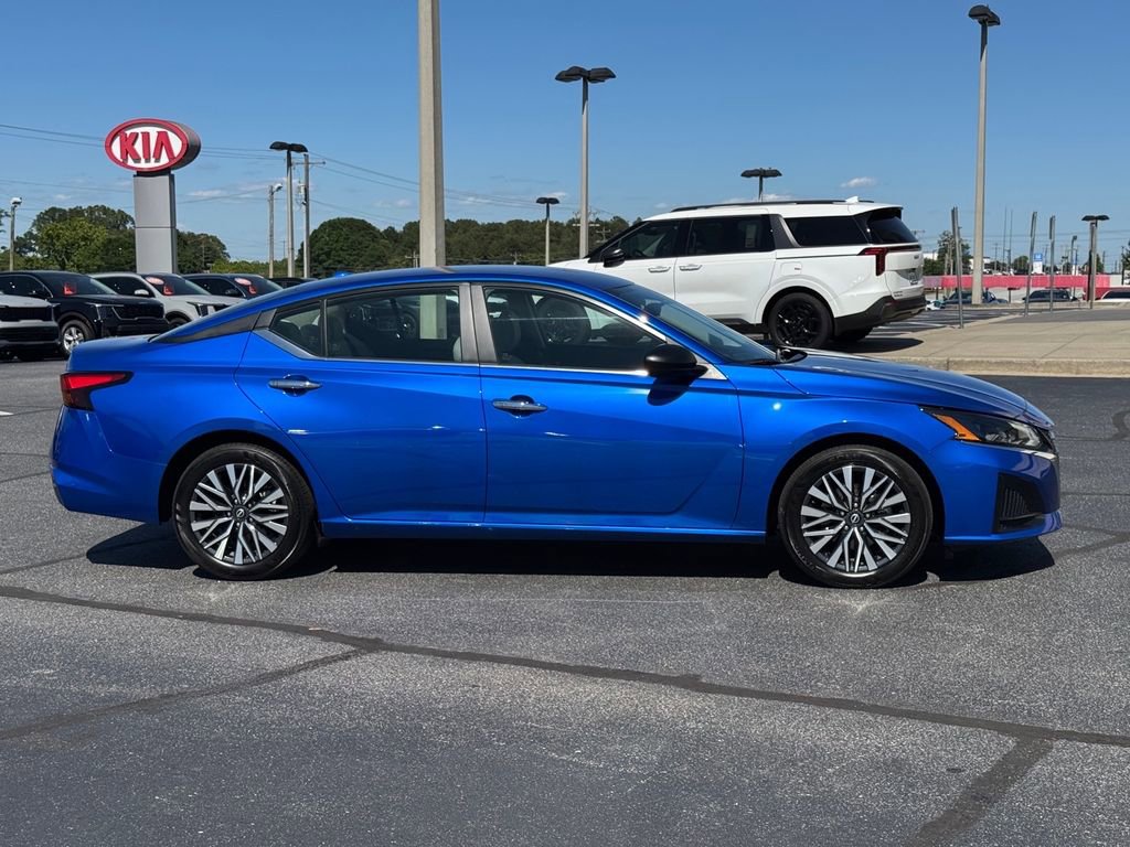 Used 2025 Nissan Altima 2.5 SV FWD image 2