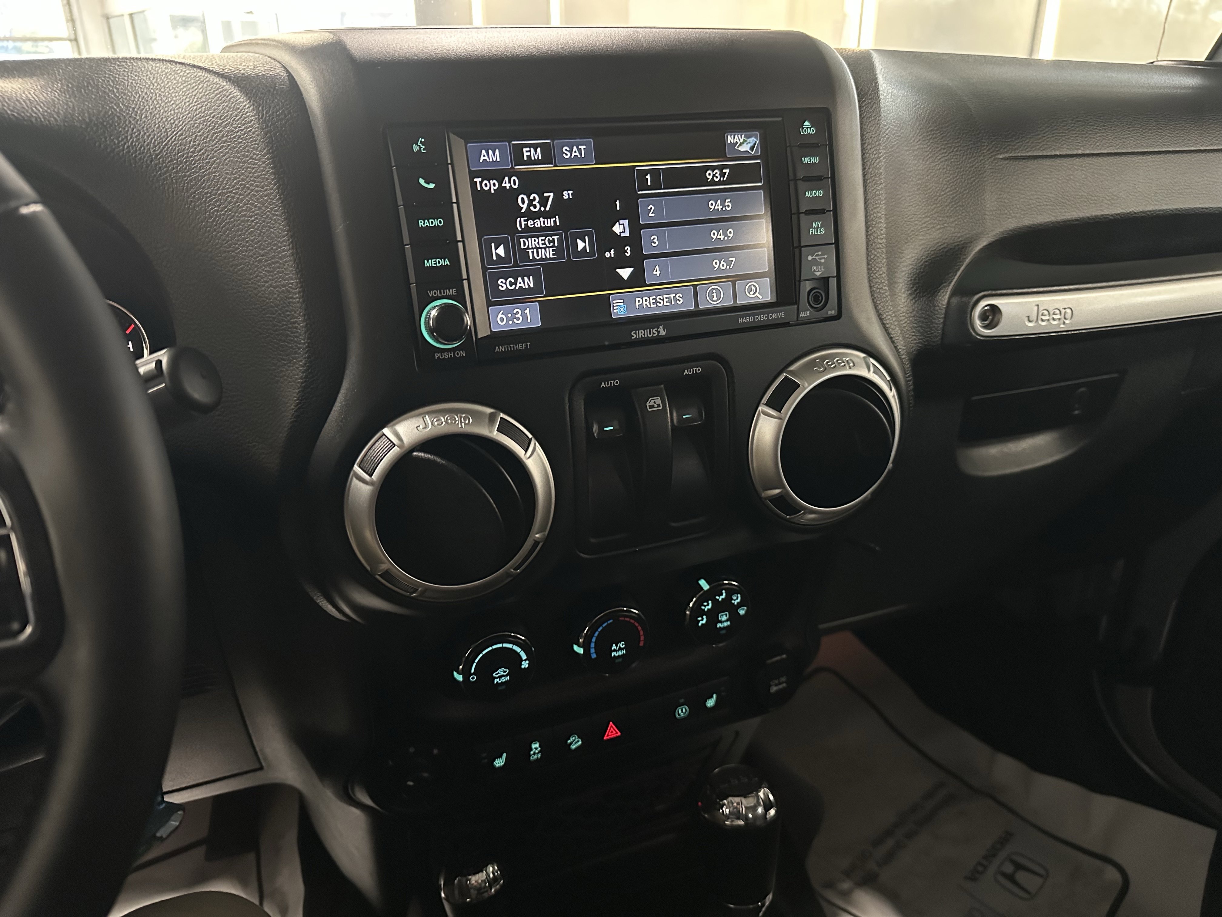 Used 2017 Jeep Wrangler Sahara w/ Connectivity Group AWD/4WD image 11