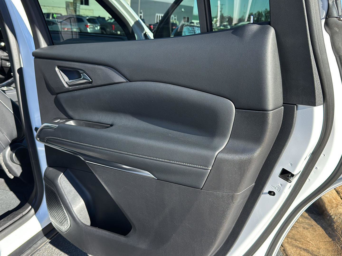 Used 2025 Chevrolet Traverse LT image 13