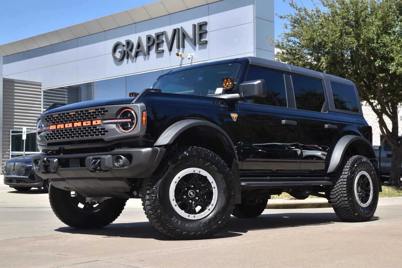 Used 2023 Ford Bronco Badlands w/ Sasquatch Package AWD/4WD image 2