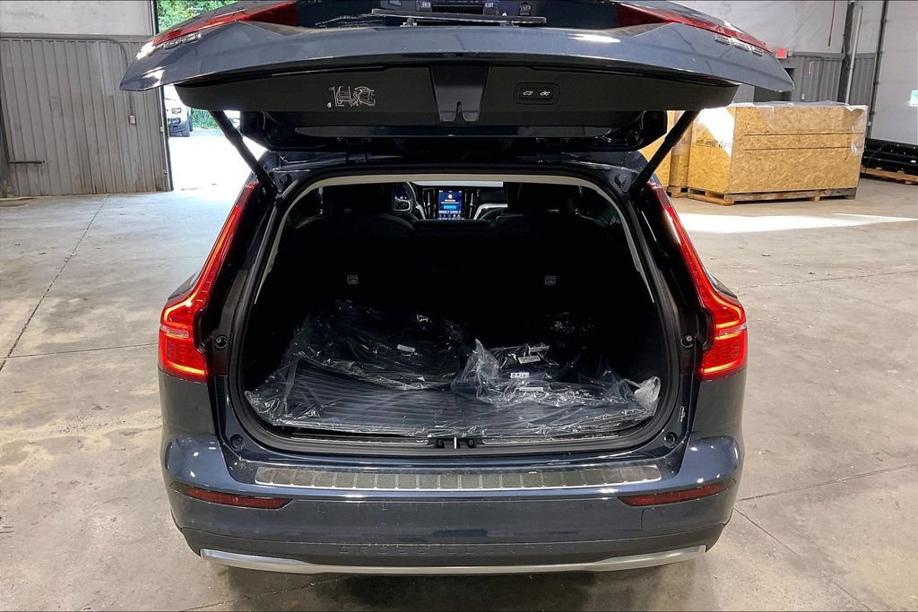 New 2026 Volvo V60 B5 Cross Country Ultra w/ Protection Package Premier AWD/4WD image 9