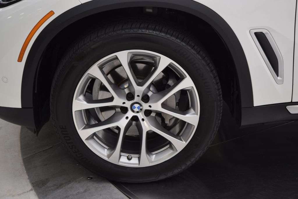 Used 2022 BMW X5 xDrive40i w/ Parking Assistance Package AWD/4WD image 12