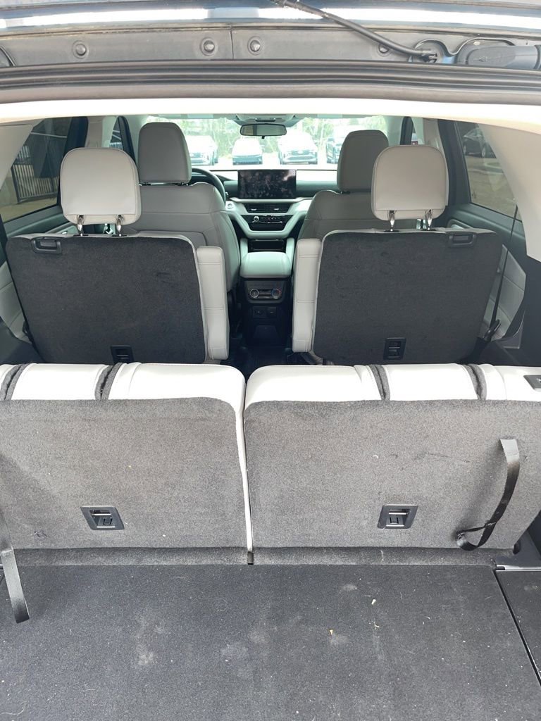 Used 2025 Ford Explorer Active w/ Active Comfort Package image 9