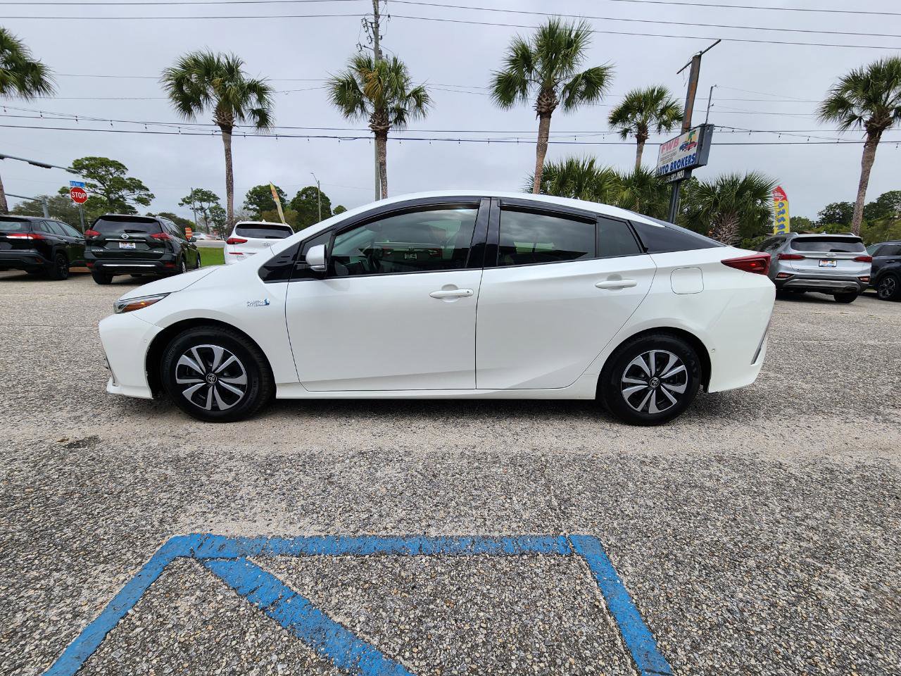 Used 2018 Toyota Prius Prime Advanced FWD image 2