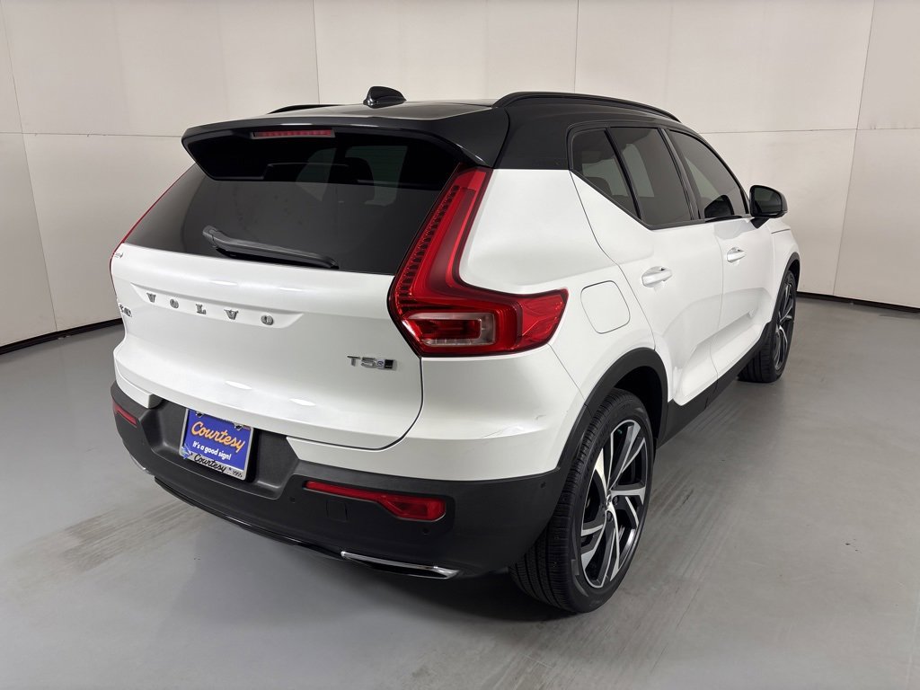 Used 2019 Volvo XC40 T5 R-Design image 8