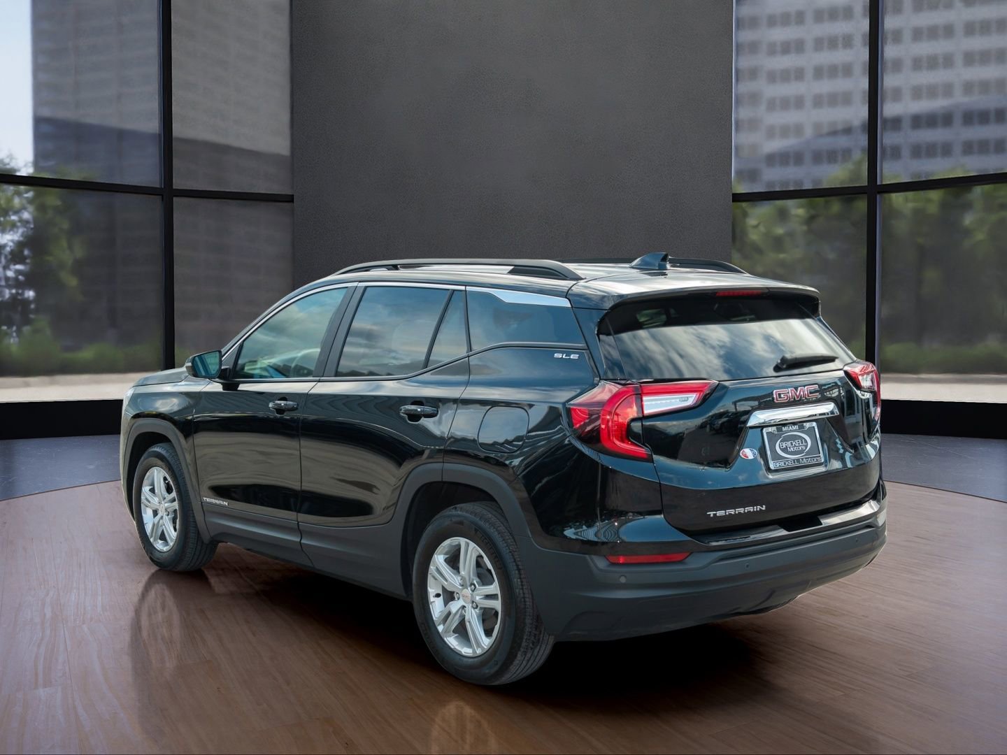 Used 2024 GMC Terrain SLE w/ Driver Convenience Package image 4