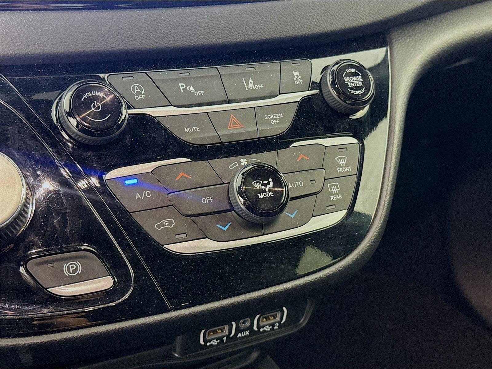 Used 2025 Chrysler Pacifica Select image 17