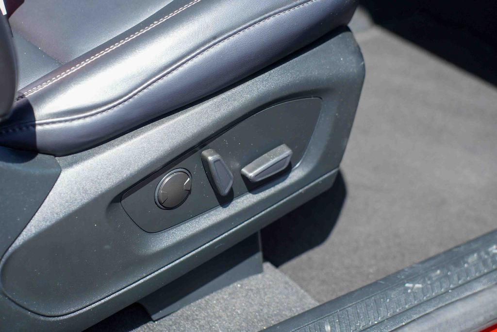 Used 2023 Ford Explorer XLT w/ Equipment Group 202A AWD/4WD image 18