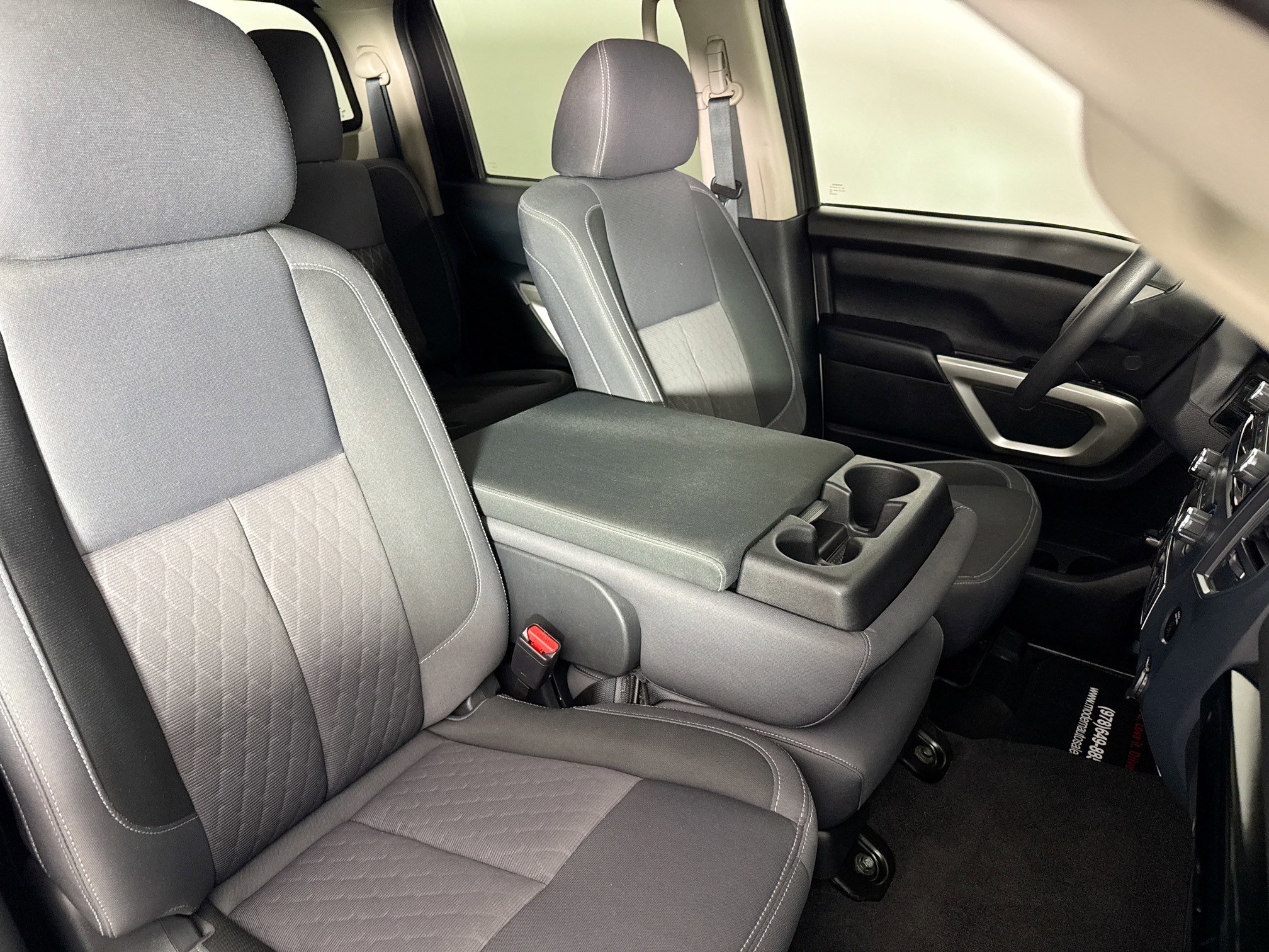 Used 2022 Nissan Titan SV image 31