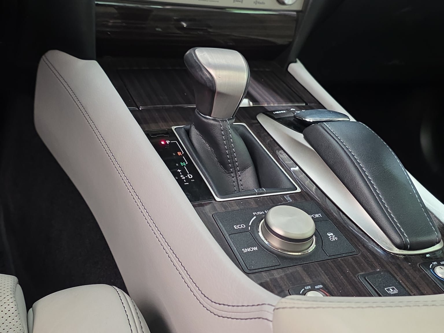 Used 2014 Lexus LS 460 w/ Comfort Package RWD image 20