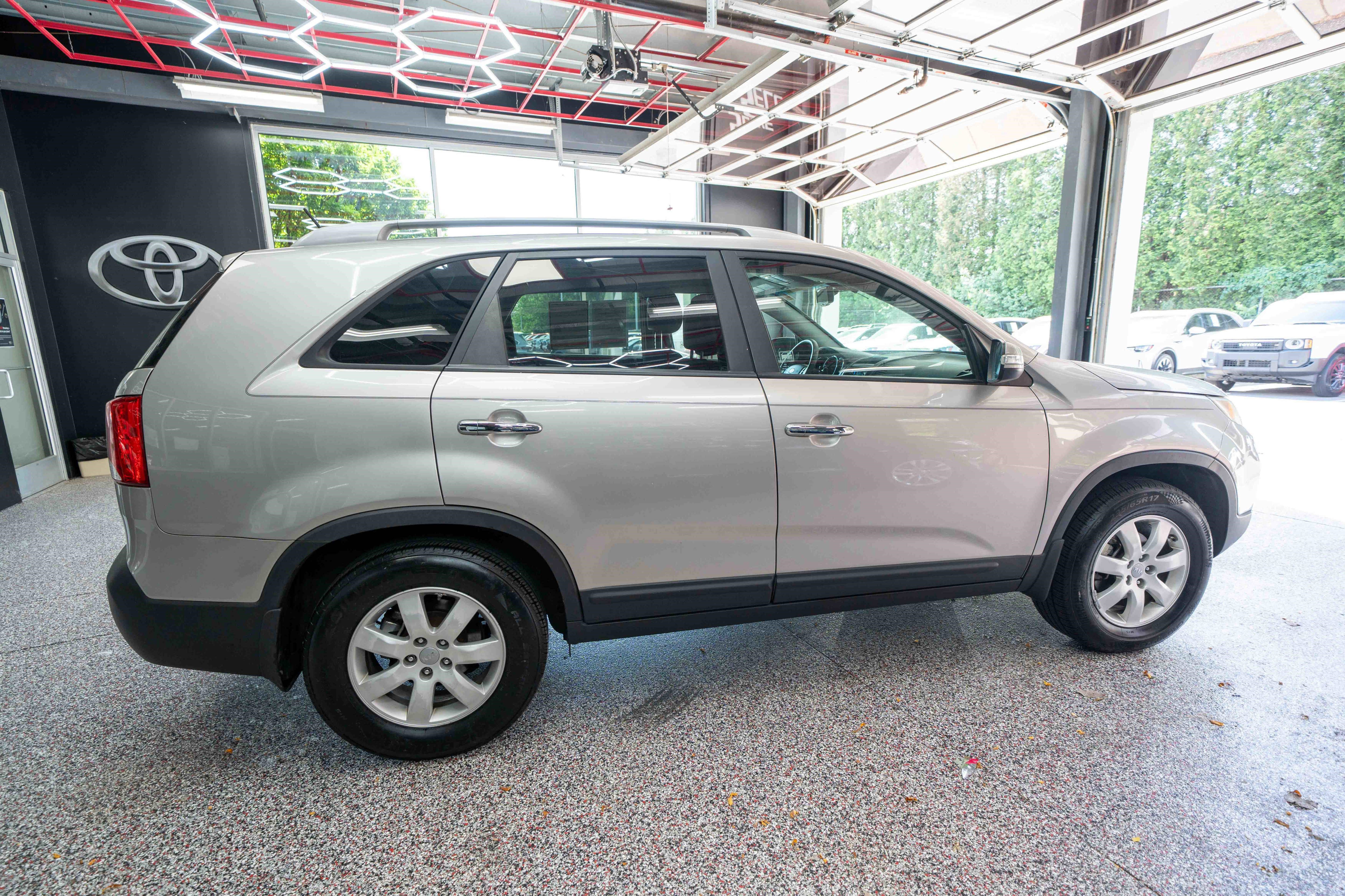Used 2012 Kia Sorento LX w/ Convenience Pkg FWD image 4