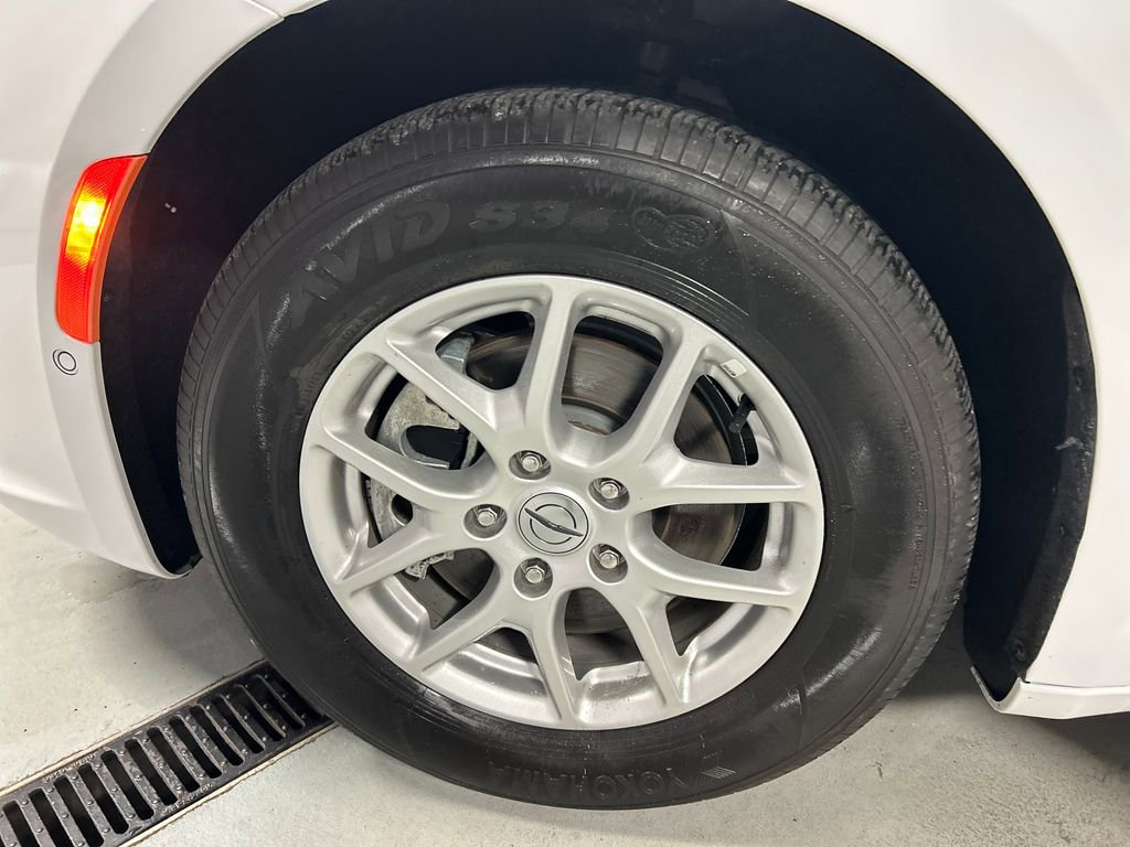 Used 2025 Chrysler Pacifica Select w/ Uconnect Theater Family Group image 9