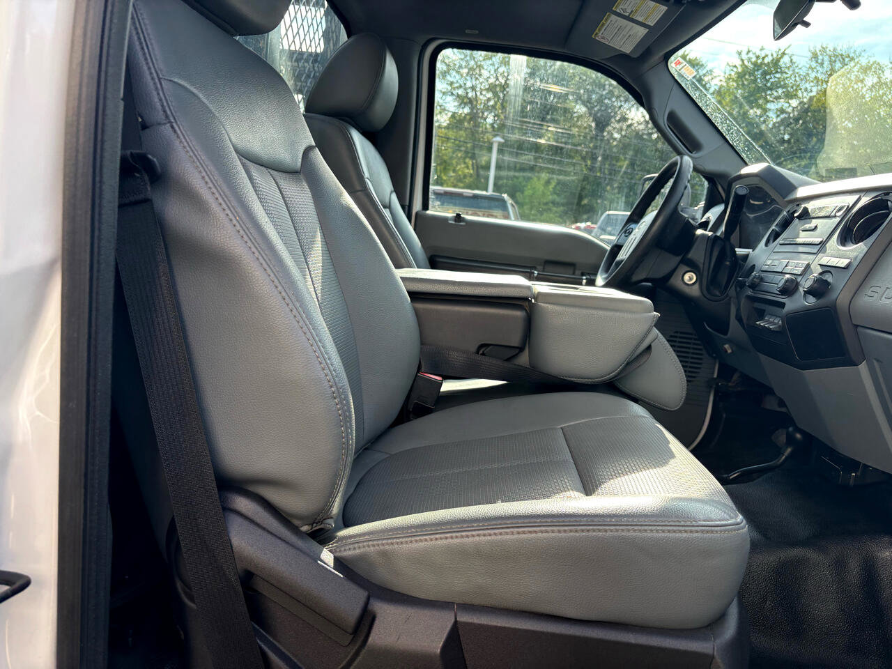 Used 2015 Ford F550 4x4 Regular Cab Super Duty image 38