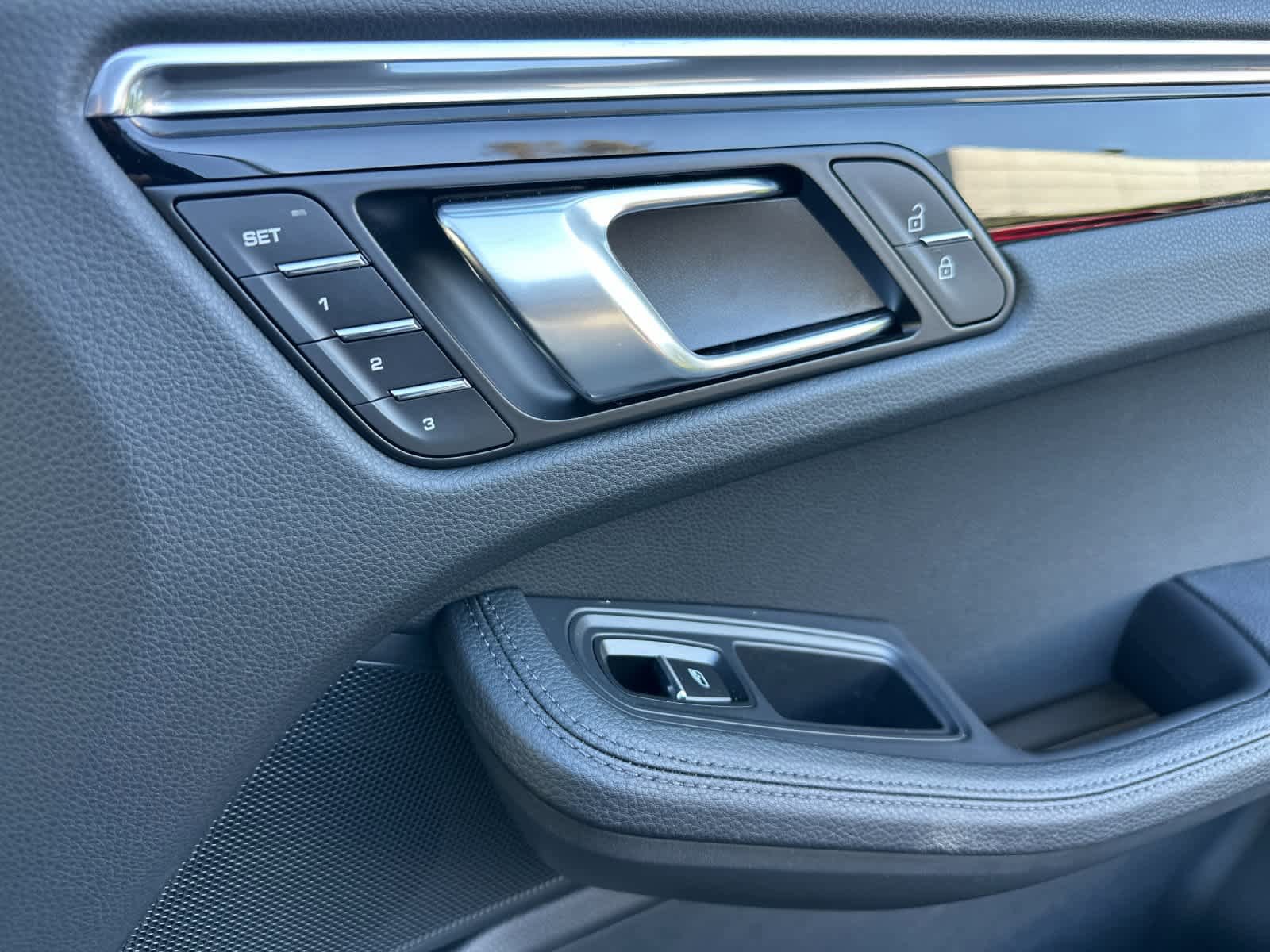 Certified 2025 Porsche Macan AWD/4WD image 19