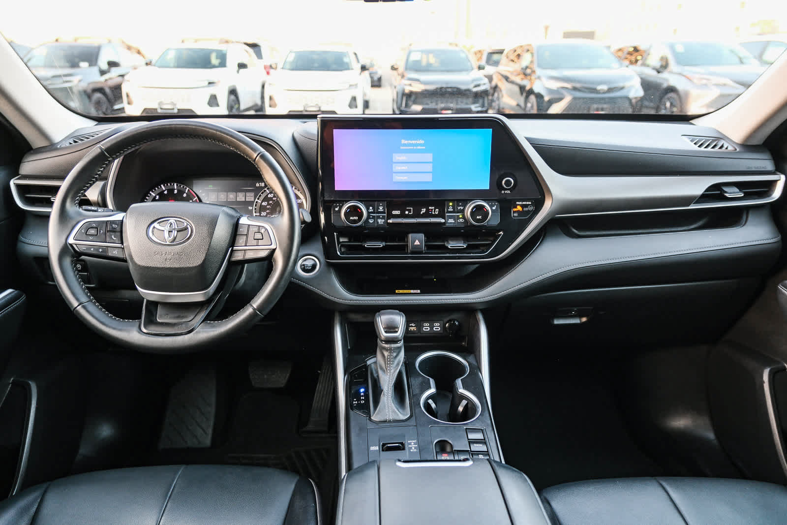 Used 2024 Toyota Highlander XLE FWD image 13