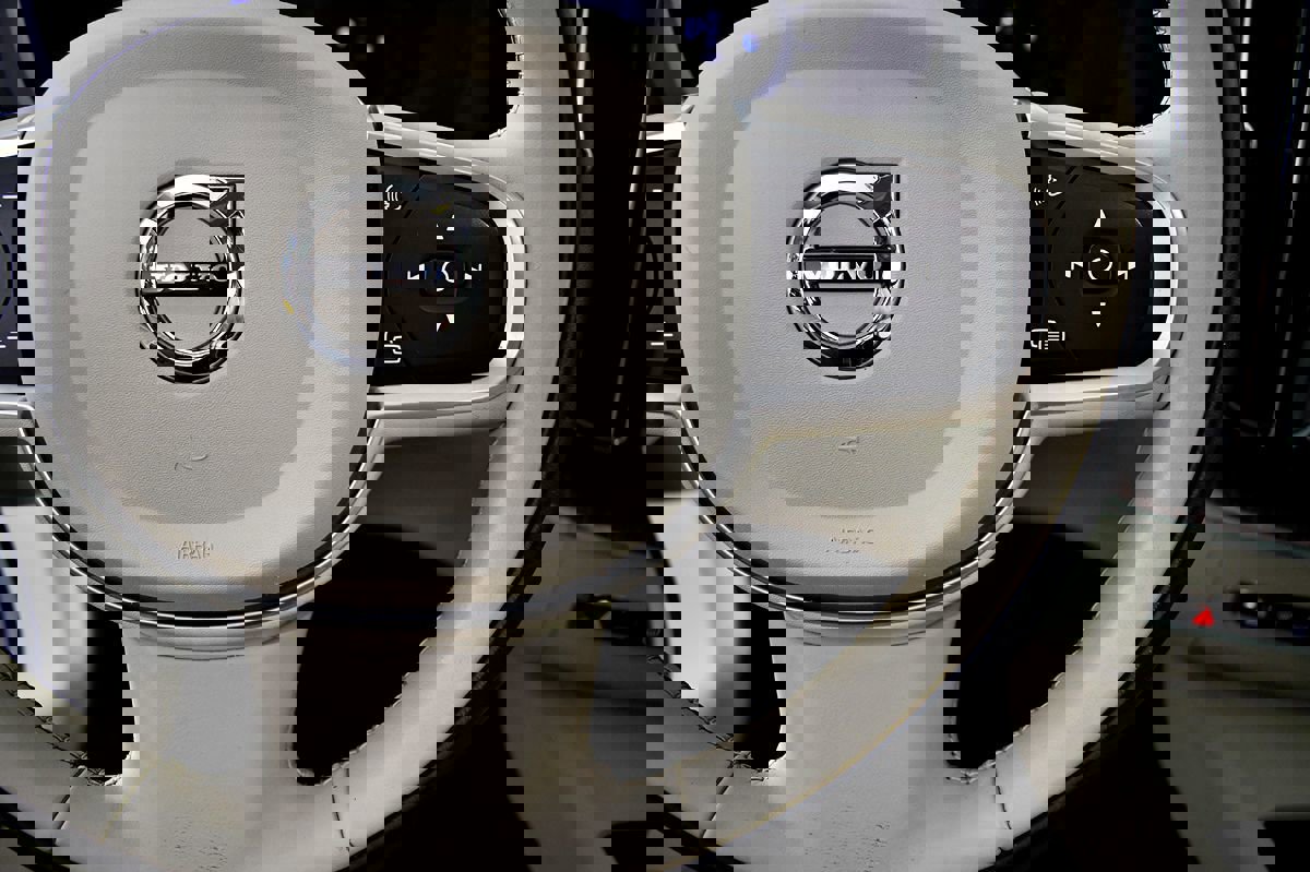 Used 2022 Volvo XC60 B5 Momentum image 26