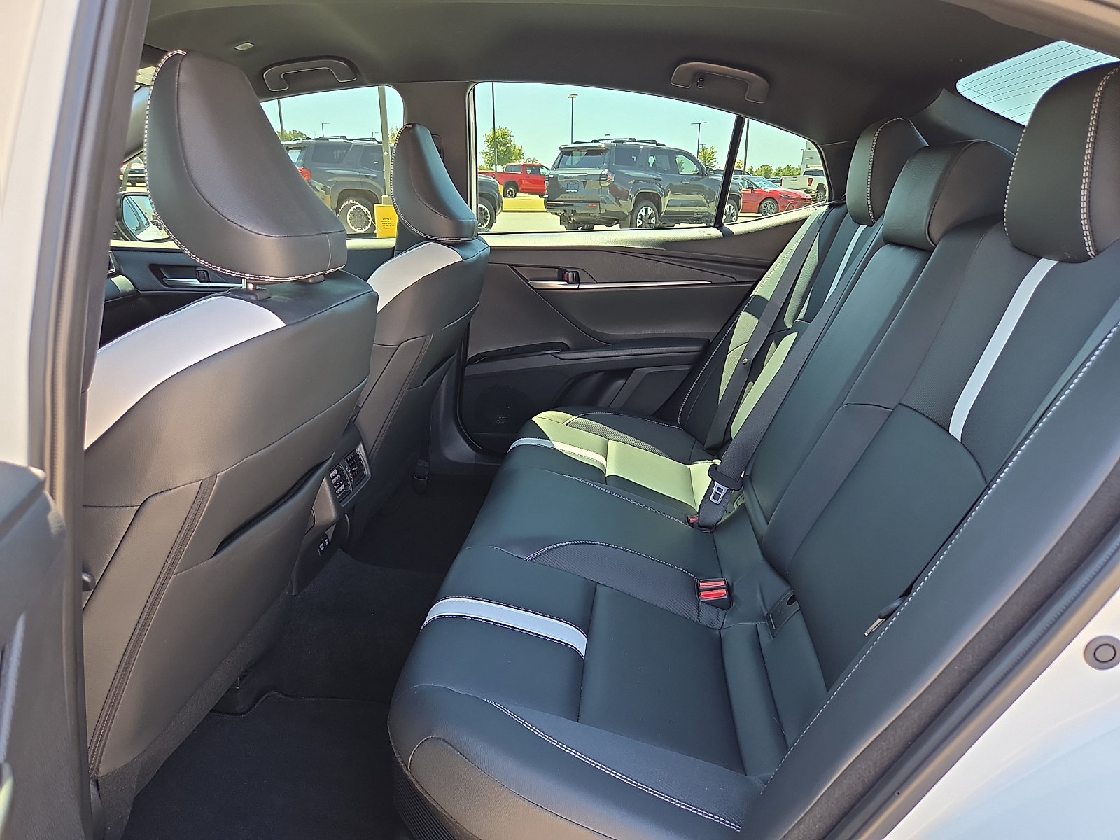 Used 2025 Toyota Camry SE w/ Convenience Package FWD image 10