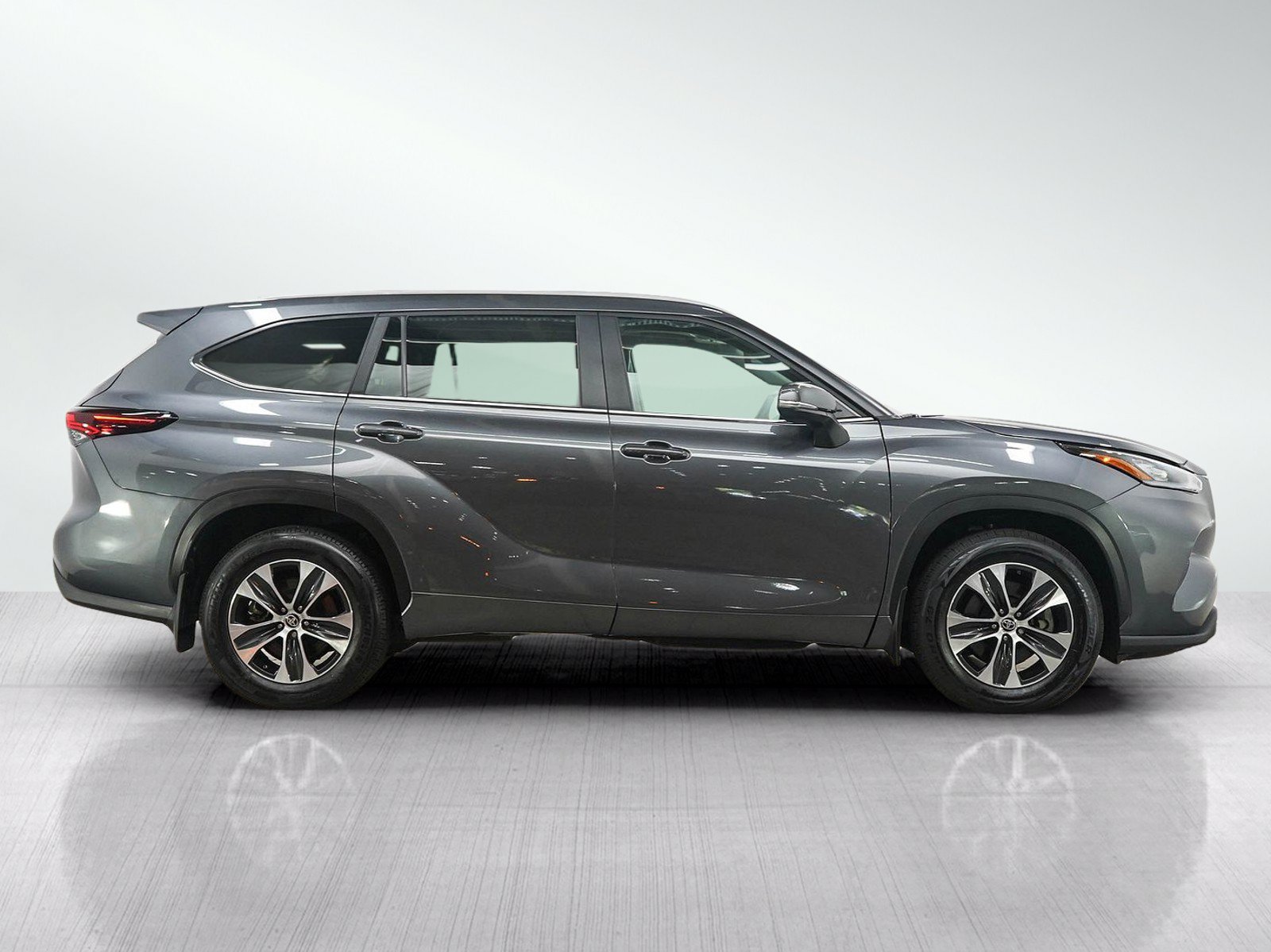 Used 2025 Toyota Highlander XLE AWD/4WD image 6