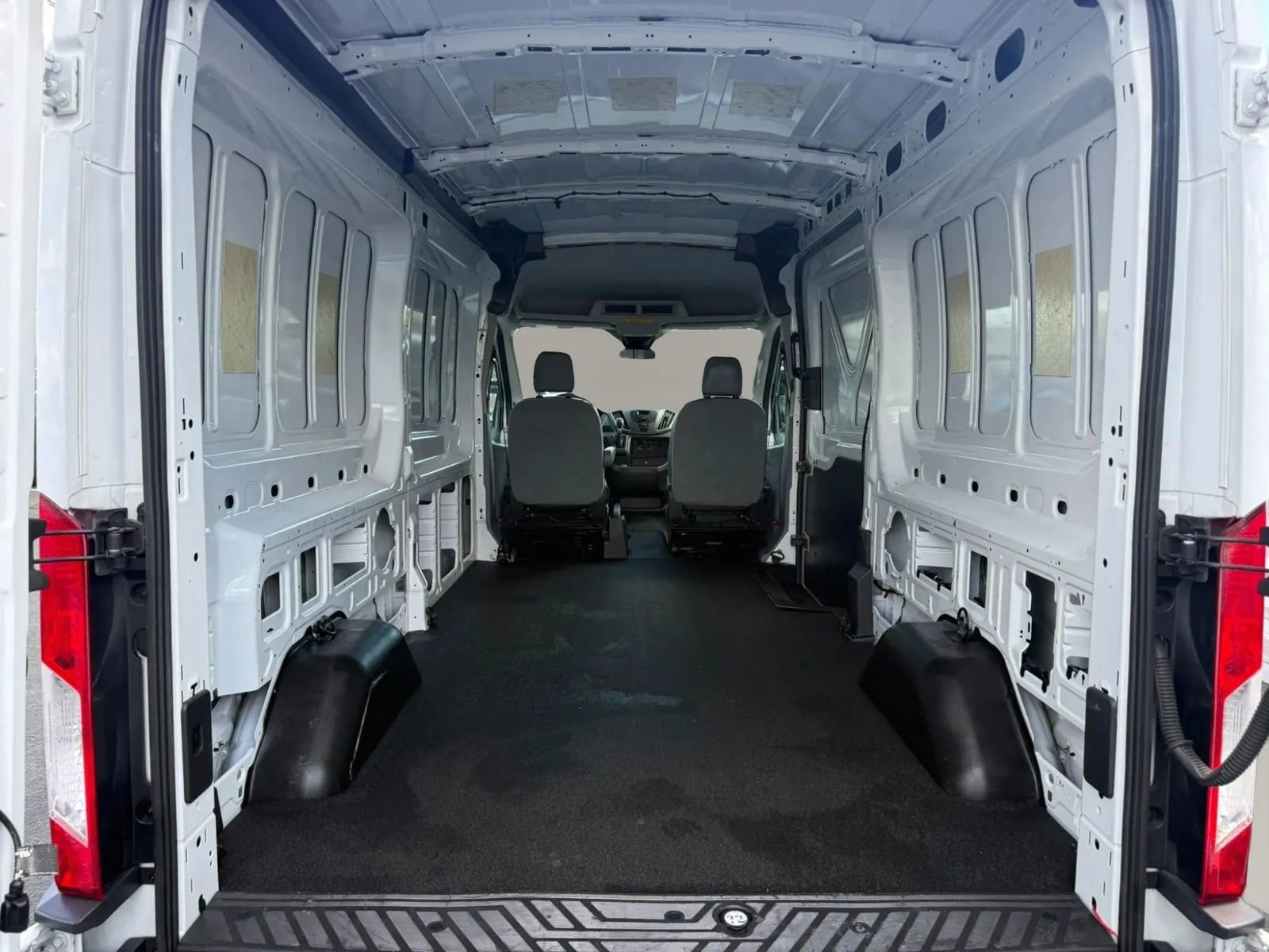 Used 2018 Ford Transit 250 148 Medium Roof RWD image 27