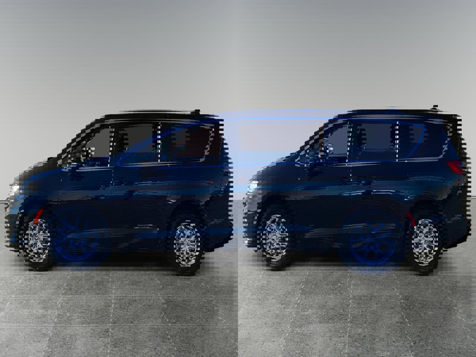 Used 2024 Chrysler Pacifica Touring image 2