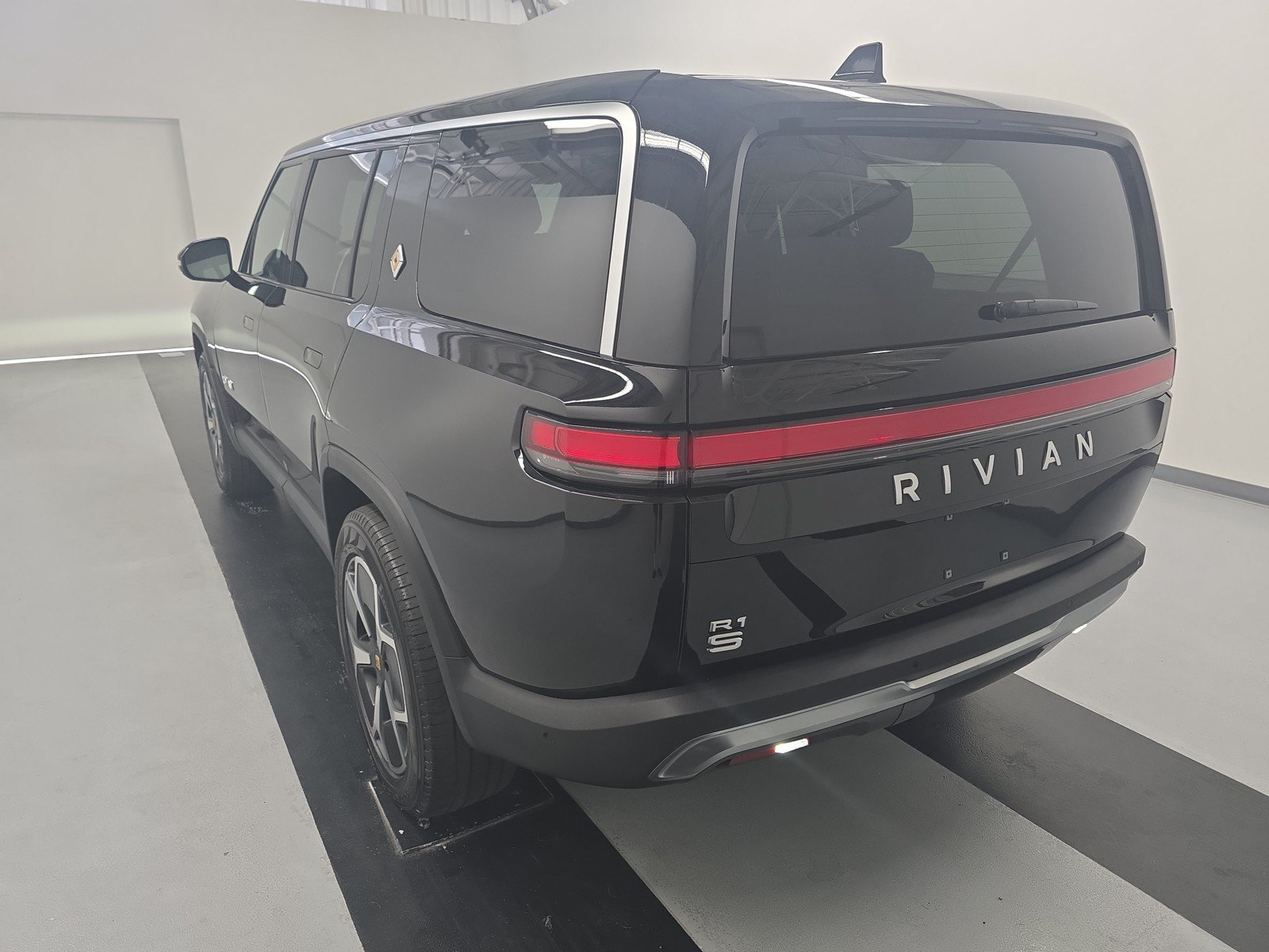 Used 2024 Rivian R1S Adventure AWD/4WD image 3