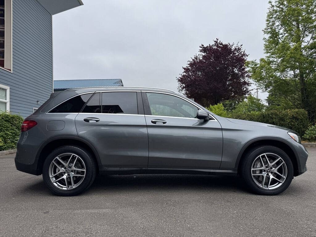 Used 2017 Mercedes-Benz GLC 300 4MATIC image 2