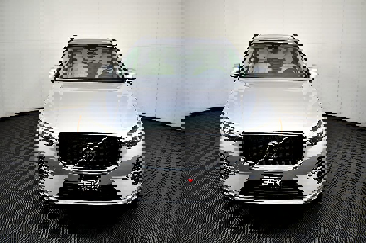 Used 2022 Volvo XC60 B5 Momentum image 3