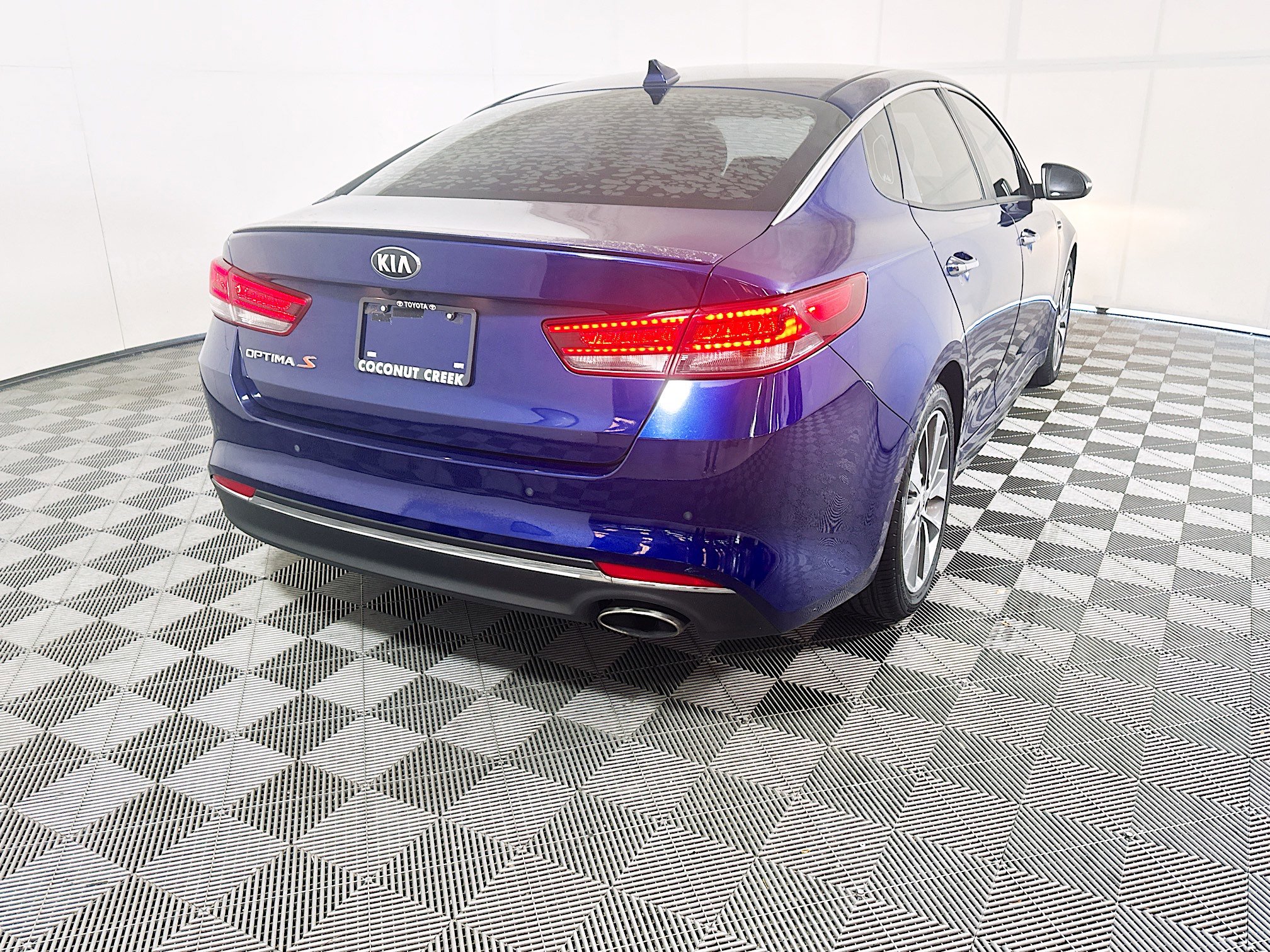 Used 2018 Kia Optima S w/ Option Group 020 FWD image 3