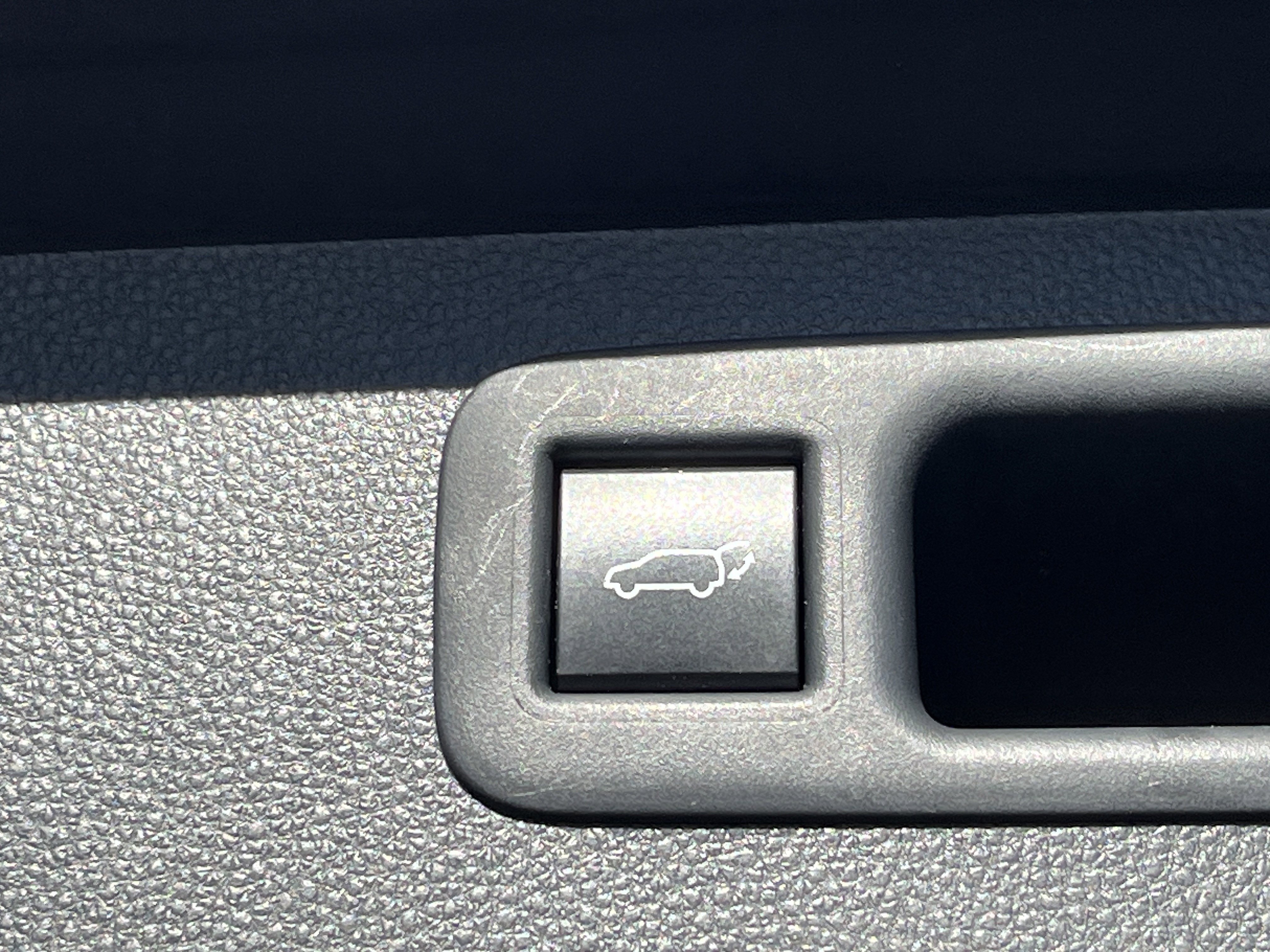 Used 2022 Toyota Highlander LE image 25