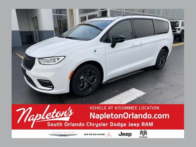 Used 2025 Chrysler Pacifica Premium image 1