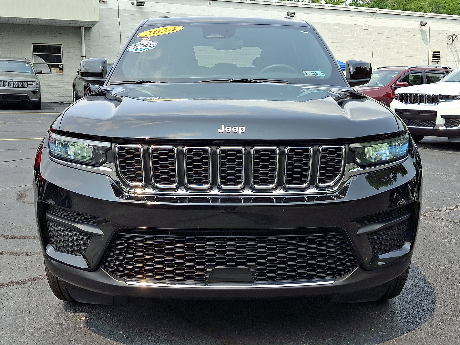 Certified 2024 Jeep Grand Cherokee Laredo X w/ Luxury Tech Group I AWD/4WD image 2