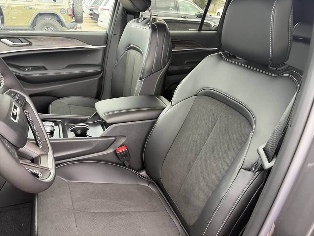 New 2026 Jeep Grand Cherokee Altitude RWD image 11
