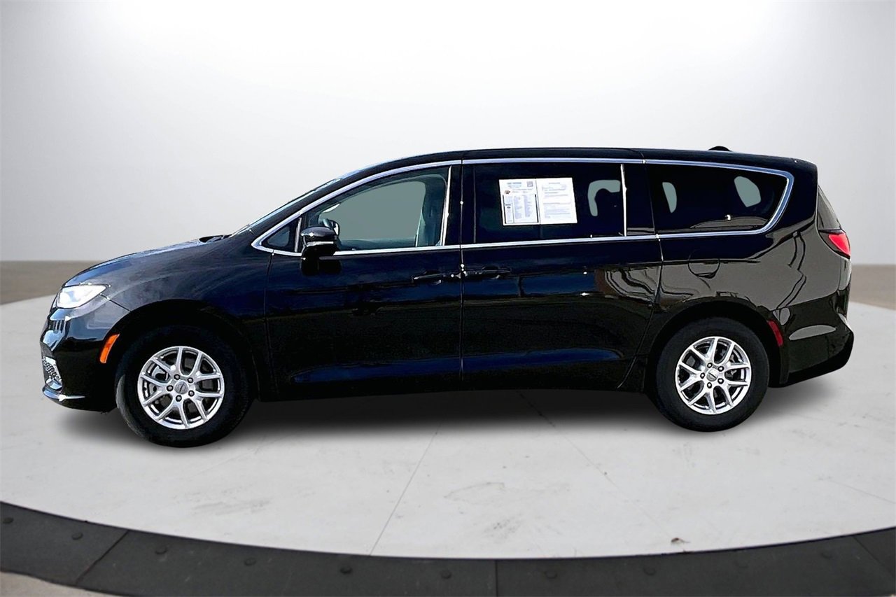Certified 2024 Chrysler Pacifica Touring-L image 6