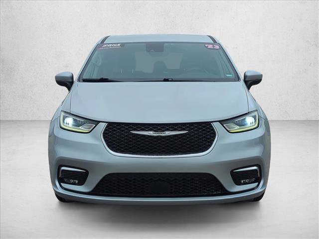 Used 2023 Chrysler Pacifica Touring-L FWD image 2